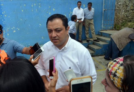 El alcalde de Xalapa, Américo Zúñiga, negó que haya planes de entregar a COPARMEX un terreno cercano al Velódromo, para la construcción de su edificio. Sí existe la solicitud, pero la misma debería someterse a la aprobación del cabildo y del Congreso del Estado, si se cumple con los requisitos. 