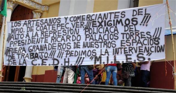 Comerciantes informales de Coatepec se manifestaron en Xalapa como desde hace tiempo, acusando represión por parte de autoridades municipales; sin embargo, esta mañana algunos de ellos agredieron físicamente a los inspectores que les indicaron que debían retirarse. 