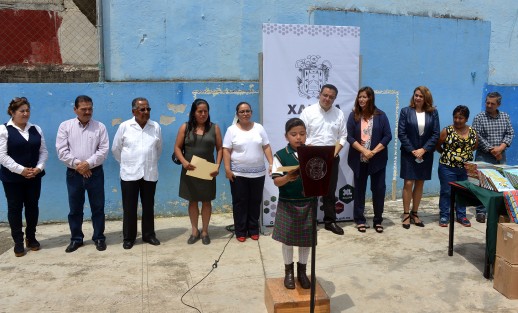 El alcalde Américo Zúñiga, en compañía de alumnos y maestros de la escuela Benito Juárez, así como de autoridades del ayuntamiento, cortaron el listón inaugural de dos aulas parta dicha escuela.