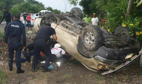 Una aparatosa volcadura se registró la noche del jueves en la carretera federal Álamo- Alazán, el conductor resultó policontundido, en tanto su esposa resultó con trauma craneoencefálico.