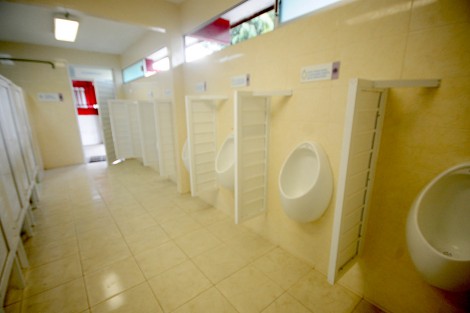El Subdirector de Medio Ambiente, Sergio Angón Rodríguez, explicó que los sanitarios ecológicos instalados por el Ayuntamiento de Xalapa en la Escuela de Bachilleres Artículo 3°, muestran el compromiso del alcalde Américo Zúñiga Martínez con la preservación de los recursos naturales, ya que permiten ahorrar el consumo de unos 300 mil litros de agua por año.

