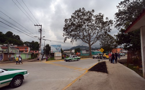 El alcalde de Xalapa, Américo Zúñiga inauguró la pavimentación con concreto hidráulico de la calle prologación Mártires del  28 de Agosto, con lo que dio por concluida esta obra  que incluye tres etapas del colector Gutiérrez Barrios, así como guarniciones y jardinería, la cual en los próximos días se concluirá.