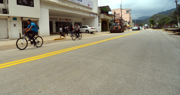 El alcalde de Xalapa, Américo Zúñiga inauguró la pavimentación con concreto hidráulico de la calle prologación Mártires del  28 de Agosto, con lo que dio por concluida esta obra  que incluye tres etapas del colector Gutiérrez Barrios, así como guarniciones y jardinería, la cual en los próximos días se concluirá.