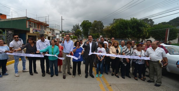 El alcalde de Xalapa, Américo Zúñiga inauguró la pavimentación con concreto hidráulico de la calle prologación Mártires del  28 de Agosto, con lo que dio por concluida esta obra  que incluye tres etapas del colector Gutiérrez Barrios, así como guarniciones y jardinería, la cual en los próximos días se concluirá.
