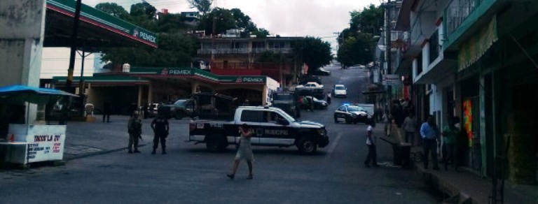 Una persona fue baleada sobre la calle Francisco I. Madero, siendo canalizado al nosocomio más cercano, donde se reporta muy delicado, elementos de la Policía Militar mantuvieron acordonada él área.
