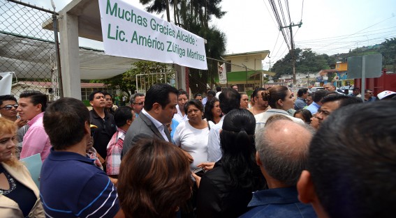Hoy San Bruno le puede decir adiós a las inundaciones y a las afectaciones en viviendas y negocios, afirmó el alcalde Américo Zúñiga Martínez al entregar la construcción con pavimento hidráulico en la Prolongación Mártires 28 de Agosto, que representa la última etapa del Colector Pluvial Fernando Gutiérrez Barrios.

