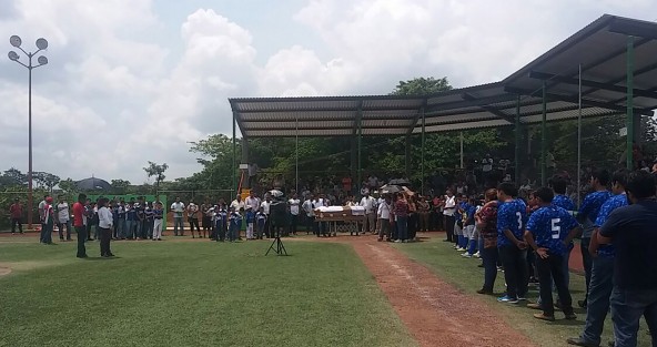 En Yanga, Ver., decenas de personas acompañaron al profesor José Daniel Luna Alvarado, profesor de deportes de la UTCV, quien fuera asesinado el pasado martes cuando se dirigía a su casa en San José de En medio. Niños y adultos le reconocieron el esfuerzo que hacía por sacar a delante a las nuevas generaciones para alejarlos de los malos hábitos.  