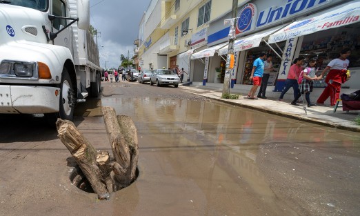 Tapa


En la esquina de la calle Valentin Canalizó y avenida Atenas Veracruzana, de esta capital, se encuentra una coladera sin tapa, en la cual fueron colocados troncos  para que los automovilista no caigan al hoyo. 