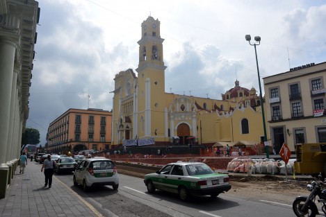 A marchas forzadas avanzan las obras en el centro de la ciudad, la cual ha provocado la lentitud del tráfico, y aunado esto los agentes viales se dedican a pitar durante la luz verde del semáforo. 