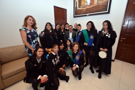 El alcalde Américo Zúñiga Martínez recibió en Palacio Municipal a integrantes de la Tuna Femenil de la Universidad Veracruzana, quienes le entregaron la invitación formal al 4° Festival de Tunas Femeniles Xalapa 2017, que se celebrará en esta ciudad del 27 al 29 de julio, agradeciendo el apoyo que desde la primera edición le ha brindado al evento.  
