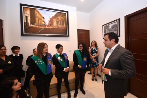 El alcalde Américo Zúñiga Martínez recibió en Palacio Municipal a integrantes de la Tuna Femenil de la Universidad Veracruzana, quienes le entregaron la invitación formal al 4° Festival de Tunas Femeniles Xalapa 2017, que se celebrará en esta ciudad del 27 al 29 de julio, agradeciendo el apoyo que desde la primera edición le ha brindado al evento.