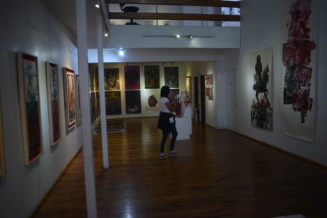 En la galería Ramón Alva de la Canal se encuentra la exposición Gráfica-Nómada de los académicos de la Facultad de Artes de esta la Universidad Veracruzana; y Rojo desierto del artista visual Humberto Valdez