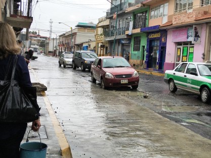 Trabajadores de CMAS acudieron a reparar una fuga en Xalapeños Ilustres, pero la dejaron abierta con unos bloques del mismo pavimento como único señalamiento, por lo que un auto cayó en el agujero. 