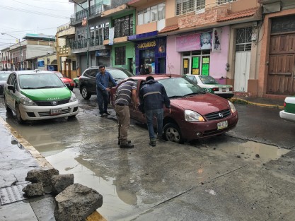 Con la ayuda de personas que pasaban por el lugar, el vehículo, conducido por una mujer mayor, pudo ser movido. 