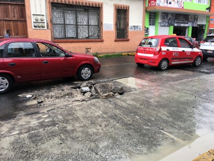 Sin embargo el agujero quedó como al principio, a la espera de otro conductor distraído, o de que los trabajadores de CMAS acudan a colocar otra señal más adecuada. 