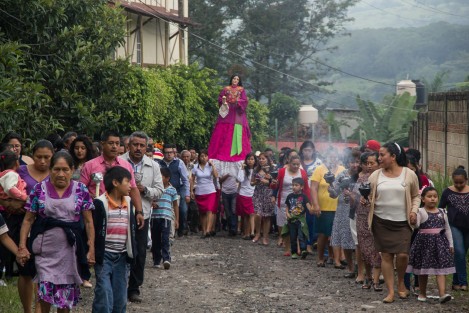 Con la llegada del bejuco, uno de los materiales que se utiliza para la confección del arco floral, dieron inicio las actividades religiosas en honor a Santa María Magdalena en el pueblo mágico de Xico, Veracruz.
