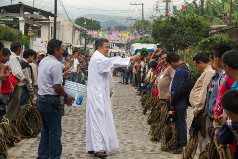 Con la llegada del bejuco, uno de los materiales que se utiliza para la confección del arco floral, dieron inicio las actividades religiosas en honor a Santa María Magdalena en el pueblo mágico de Xico, Veracruz.