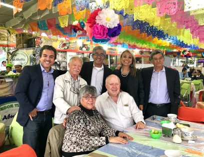  Jorge Flores Manjarrez, Eduardo <em>El Nene</em> Gómez, Jesús Sánchez, Perla Xochitl , Héctor Moctezuma de León, Franco Carreño y Lola Colín, periodistas y caricaturistas que con motivo de la Feria de Oaxaca convivieron en aquella colorida fiesta. 