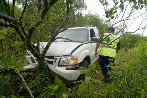 Una camioneta se salió de la cinta asfáltica, esto durante la mañana del domingo sobre la carretera estatal Tlapacoyan - San José Acateno, a la altura del lugar conocido como Paso Real, debido a que el conductor de la unidad perdió el control y terminó fuera de la cinta asfáltica.