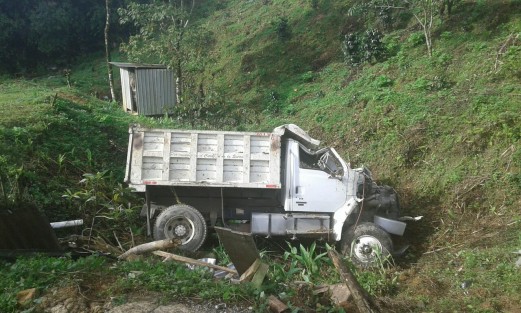 En Tequila, Ver., el ebrio conductor de un camión tipo volteo estuvo a punto de causar una tragedia  luego de que volcara y casi cayera sobre una vivienda, cuando se desplazaba por la comunidad de Poxcuatla.  
