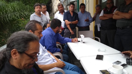 Integrantes de la recién creada Coalición de taxistas Córdoba-Orizaba, exigen se dé marcha atrás en el costo alto del reordenamiento. Denunciaron trato desigual por parte de transporte público, pues la ley y el reordenamiento, contempla a prestadores del servicio Mixto Rural  y autobuseros, pero los operativos solo se están realizando contra taxistas, violando está dependencia su propio reglamento. 