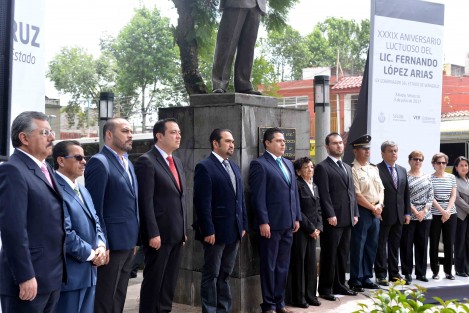 El alcalde Américo Zúñiga Martínez estuvo presente en la conmemoración del XXXIX aniversario luctuoso de Fernando López Arias, exgobernador de Veracruz. En representación de la familia, el regidor Jorge Huitrón López dirigió un mensaje recordando la trayectoria del ilustre político originario del municipio de Suchiapa. 