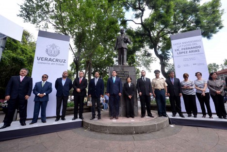El alcalde Américo Zúñiga Martínez estuvo presente en la conmemoración del XXXIX aniversario luctuoso de Fernando López Arias, exgobernador de Veracruz. En representación de la familia, el regidor Jorge Huitrón López dirigió un mensaje recordando la trayectoria del ilustre político originario del municipio de Suchiapa. Presentes, el Director General de Archivos del Estado de Veracruz, Moisés Delgado; el representante del Poder Judicial, Eduardo Vermont Lara; el representante de la Legislatura, Juan Pablo Luna Leal; el Cronista de la Ciudad, Vicente Rafael Espino Jara, y familiares del homenajeado, entre otros. 