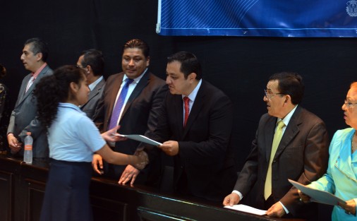 El alcalde de Xalapa, Américo Zúñiga apadrinó a la genreción 2014-2017 de la Escuela de Bachilleres Artículo Tercero Constitucional, y entregó reconocimientos a los alumnos destacados de esta generación. Además felicitó a los padres por el esfuerzo.