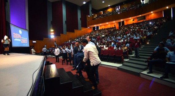 El alcalde de Xalapa, Américo Zúñiga apadrinó a la genreción 2014-2017 de la Escuela de Bachilleres Artículo Tercero Constitucional, y entregó reconocimientos a los alumnos destacados de esta generación. Además felicitó a los padres por el esfuerzo.