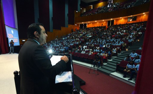 El alcalde de Xalapa, Américo Zúñiga apadrinó a la genreción 2014-2017 de la Escuela de Bachilleres Artículo Tercero Constitucional, y entregó reconocimientos a los alumnos destacados de esta generación. Además felicitó a los padres por el esfuerzo.