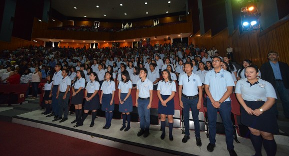 Américo Zúñiga animó a los alumnos egresados a continuar con sus estudios para hacer de Xalapa una mejor ciudad. 
