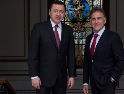 El Gobernador Miguel Ángel Yunes se reunió con el Secretario de Gobernación, Miguel Ángel Osorio Chong, para evaluar acciones en materia de seguridad en Veracruz. El Secretario de Gobernación determinó que los elementos de la Policía Federal permanecerán en la entidad veracruzana por tiempo indefinido y confió que con el apoyo y plena coordinación de las corporaciones estatales con las Fuerzas Armadas, la Policía Federal y la Procuraduría General de la República (PGR) se siga avanzando en materia de seguridad.