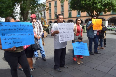 Habitantes de Cosoleacaque, Veracruz arribaron este día a la capital para manifestar su molestia ante el Gobierno estatal por la falta de agua en la Colonia Los Prados en esta localidad.