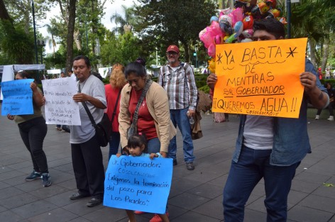 Habitantes de Cosoleacaque, Veracruz arribaron este día a la capital para manifestar su molestia ante el Gobierno estatal por la falta de agua en la Colonia Los Prados en esta localidad.
