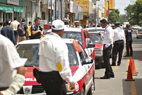 La delegación de tránsito en la ciudad de Veracruz a cargo de Víctor Hugo Delfín Quiroga, realizó un operativo para revisar que la documentación de taxis se encuentre en regla como parte del programa de reordenamiento del transporte público. Los vehículos que contaban con alguna irregularidad eran remitidos al corralón. La falta más recurrente es no contar con póliza de seguro.