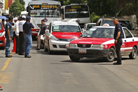 La delegación de tránsito en la ciudad de Veracruz a cargo de Víctor Hugo Delfín Quiroga, realizó un operativo para revisar que la documentación de taxis se encuentre en regla como parte del programa de reordenamiento del transporte público. Los vehículos que contaban con alguna irregularidad eran remitidos al corralón. La falta más recurrente es no contar con póliza de seguro.