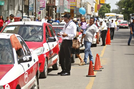 La delegación de tránsito en la ciudad de Veracruz a cargo de Víctor Hugo Delfín Quiroga, realizó un operativo para revisar que la documentación de taxis se encuentre en regla como parte del programa de reordenamiento del transporte público. Los vehículos que contaban con alguna irregularidad eran remitidos al corralón. La falta más recurrente es no contar con póliza de seguro.
