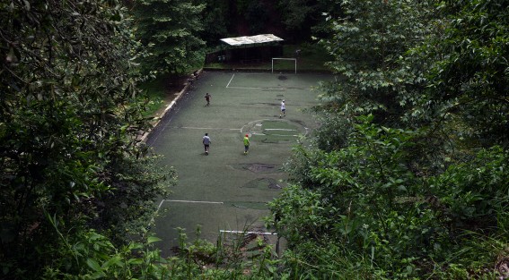 En pésimas condiciones luce la cancha de fútbol El Crater, vecinos de las colonias Aguacatal, Federal, Voceadores, El Mirador y Ferrocarrilera, aledañas al Cerro del Macuiltépetl piden sea rehabilitada ya que más de 500 niños  de estas colonias la utilizan. 