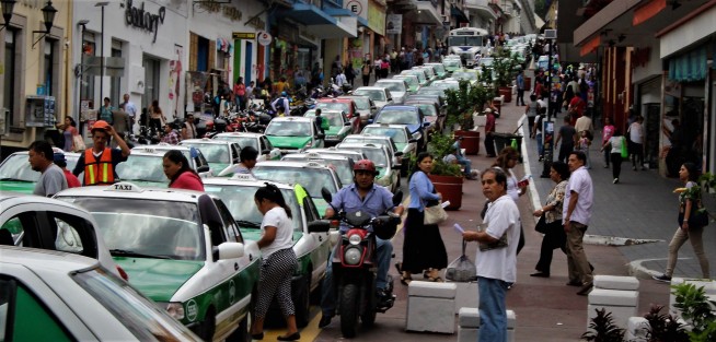 Aunque es del dominio público que la Avenida Enríquez se encuentra en reparación, al parecer los conductores insisten en no tomar vías alternas, o quizá todos tengan que atender con sus personas con alguna discapacidad, algún asunto en Palacio de Gobierno. El tránsito sobre Enríquez se entiende, quizá, pero ¿en Lucio de Juárez a Enríquez para qué? 