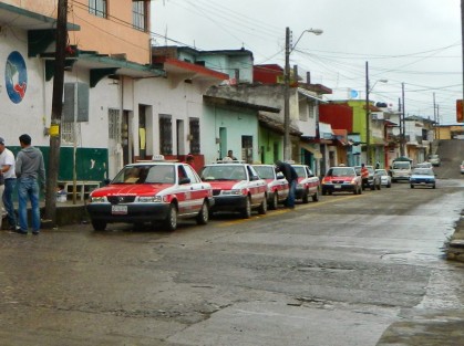 Taxistas preocupados por constantes alzas en combustibles e insumos.
