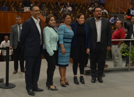 Durante la Novena Sesión Ordinaria del Congreso del Estado, se tomó protesta a Águeda Salgado Castro, suplente de Eva Felícitas Cadena,quien fuera desaforada la semana pasada. Águeda Salgado Castro se suma a la bancada de MORENA, para que dicho partido vuelva a contar con 12 legisladores, luego de que Eva Cadena se declarara independiente. 