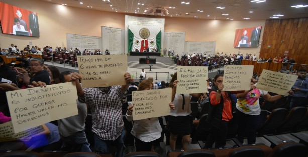 16 empleados del Congreso del Estado se manifestaron durante la sesión de este martes, para denunciar despido injustificado. 