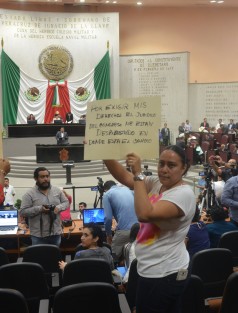 16 empleados del Congreso del Estado se manifestaron durante la sesión de este martes, para denunciar despido injustificado. La JUCOPO asegura que sí se les está respetando sus derechos. 
