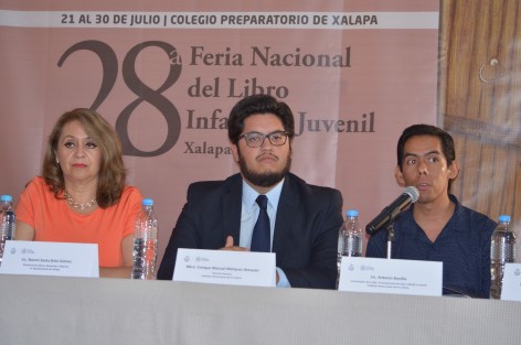 Enrique Márquez Almazán, Director del IVEC, acompañado por Noemí Brito, directora de la Dirección de Cultura y Deporte del Ayuntamiento de Xalapa, en conferencia de prensa presentaron la 28 Feria del Libro infantil y juvenil, la cual sufrió recorte en el presupuesto, ocasionando que en esta edición no se desarrolle el tradicional foro artístico.