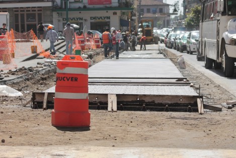 En la mañana de este martes, se inició el colado con concreto hidráulico estampado de la calle Juan de la Luz Enríquez, en el tramo que va de Lucio a Revolución, en el carril y medio que está en frente de la Plaza Lerdo.
