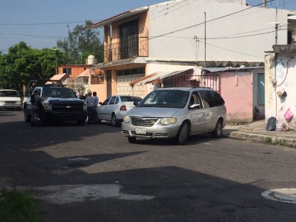 Este martes se registró un asalto en la casa de la excandidata a la alcaldía de Xalapa, Ana Miriam Ferráez, ubicada en el fraccionamiento Monte Magno. Los hampones amagaron a punta de pistola a la mujer de servicio y la ataron para cometer el robo