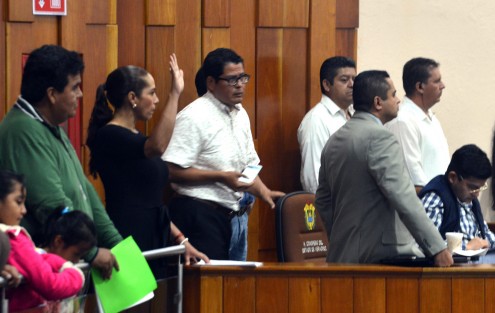 Al parecer para evitar que le hagan el fuchi sus compañeros de bancada, la Diputada Cinthya Lobato vota desde los pasillos de la Sala de Sesiones y no desde su curul.