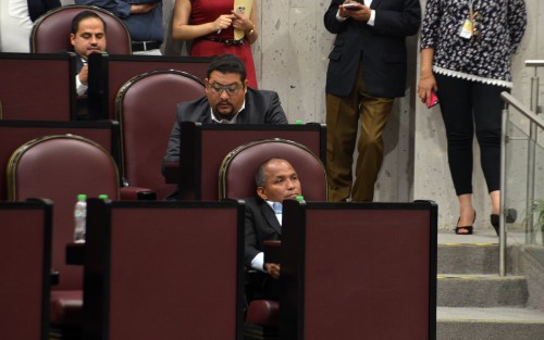 El diputado Sebastián Reyes bien sumido en su trabajo legislativo, no sea que lo regañe su compañera de bancada, Marijose. 