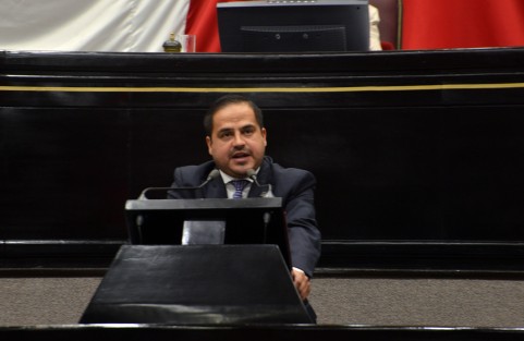 El diputado Ernesto Cuevas Hernández,  <em>Gallo Bolo</em>, propuso en tribuna que se llame al secretario de Seguridad Pública, Téllez Marié, para que trate de explicar la inseguridad que reina en el estado... a ver qué dice su dedito.
