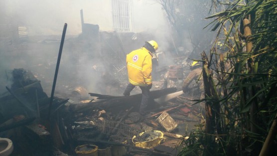 Una abuelita perdió  todas sus pertenencias en la colonia El Girasol de Córdoba, al incendiarse su humillde vivienda.
